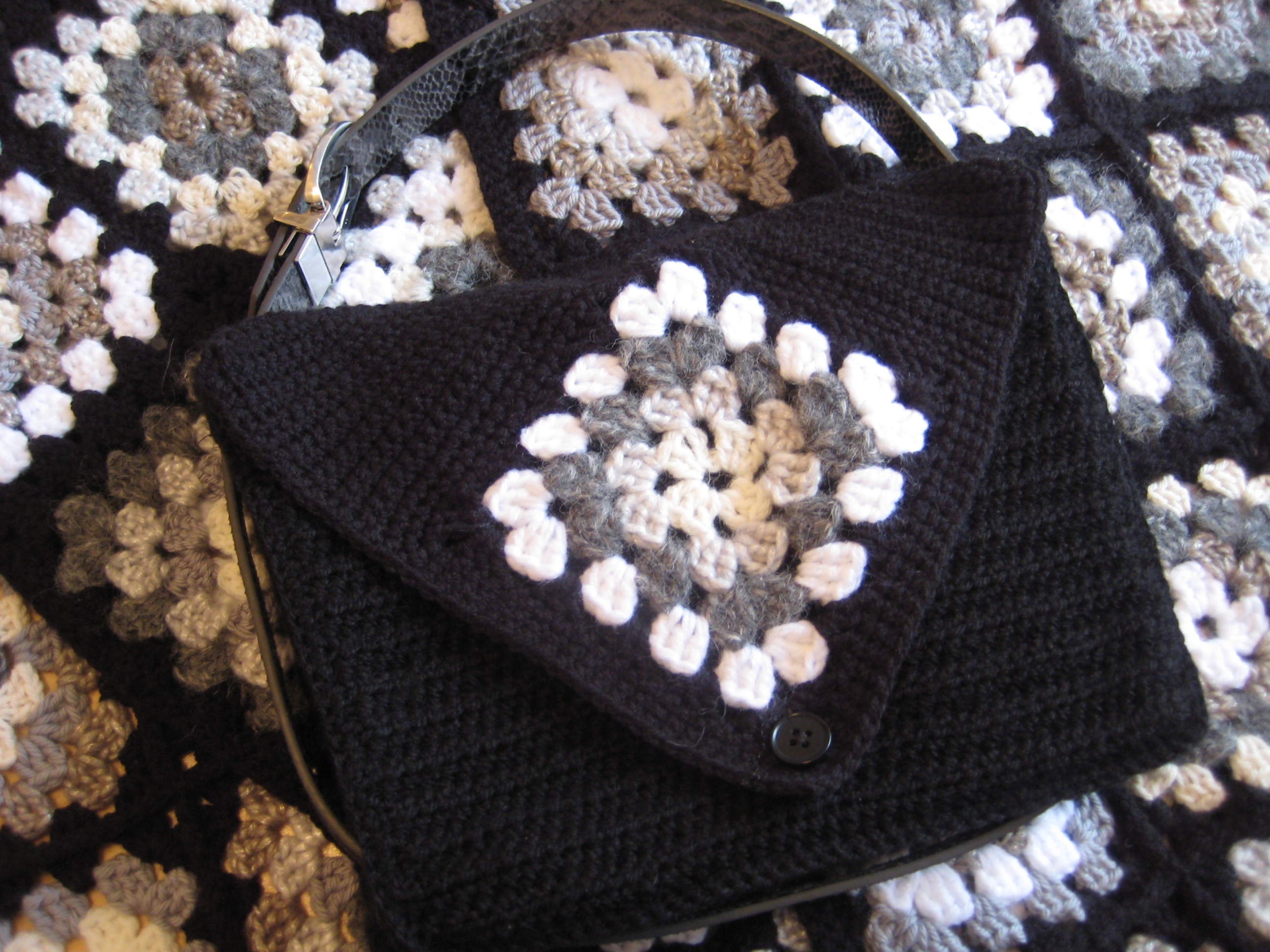 Filed under: granny square , bag crochet pattern , messenger
